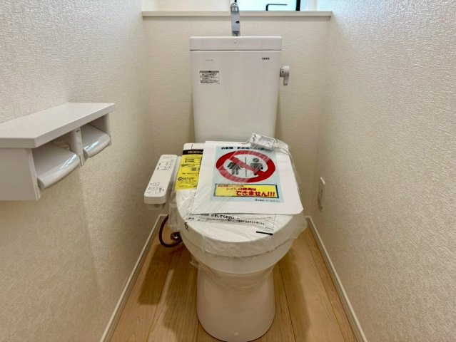 クレイドルガーデン南城市佐敷佐敷 第1・３号棟のトイレ|１階トイレ・換気窓＆温水洗浄便座付き