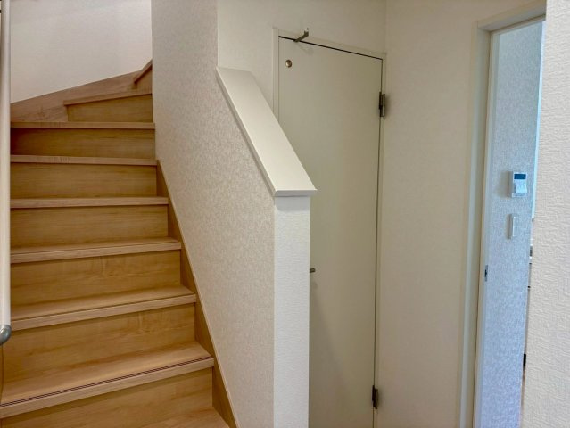 クレイドルガーデン南城市佐敷佐敷 第1・３号棟の内装|トイレ脇には手すり付き階段