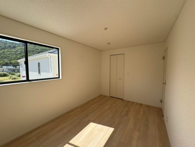 クレイドルガーデン南城市佐敷佐敷 第1・３号棟の洋室|二面採光の２階洋室6.7帖＋WIC２帖