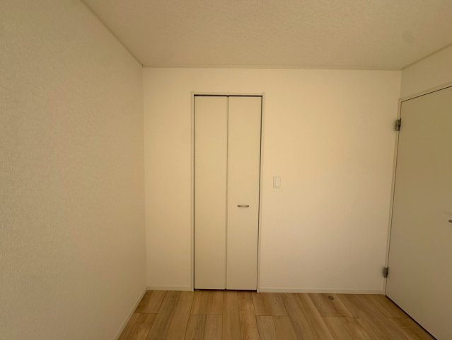 クレイドルガーデン南城市佐敷佐敷 第1・３号棟の洋室|２階洋室6.7帖に設置された、季節物の入れ替えが楽々なWIC2帖