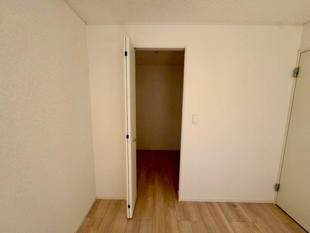 クレイドルガーデン南城市佐敷佐敷 第1・３号棟の収納|２階洋室6.7帖に設置された、季節物の入れ替えが楽々なWIC2帖