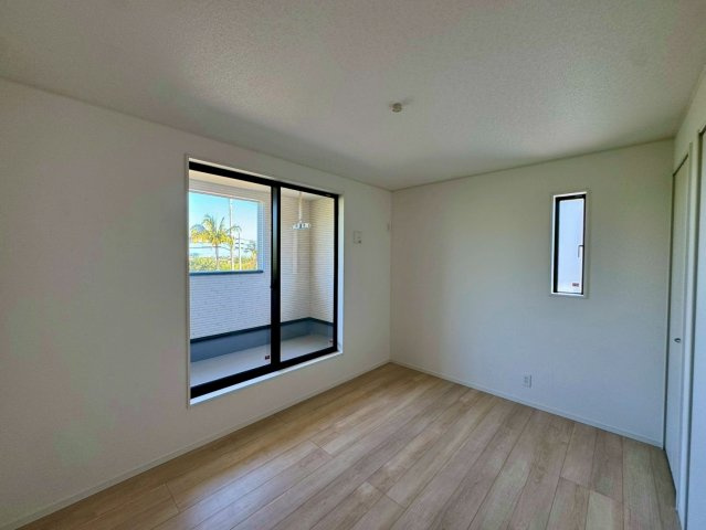 クレイドルガーデン南城市佐敷佐敷 第1・３号棟の洋室|二面採光の２階洋室6.5帖／バルコニー出入口付き