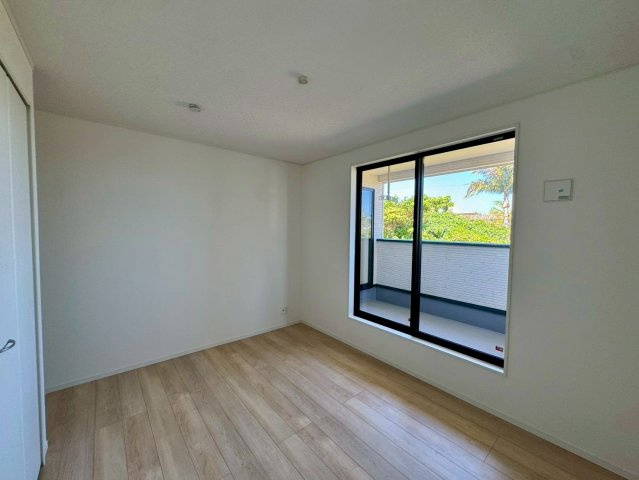 クレイドルガーデン南城市佐敷佐敷 第1・３号棟の洋室|二面採光の２階洋室6.5帖／バルコニー出入口付き