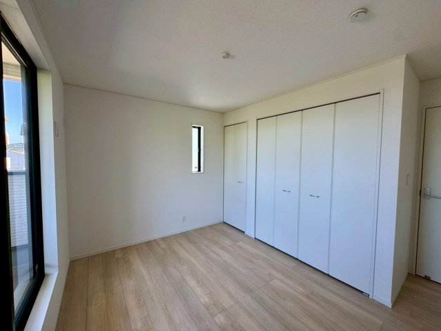 クレイドルガーデン南城市佐敷佐敷 第1・３号棟の洋室|二面採光の２階洋室6.5帖／バルコニー出入口＆クローゼット収納付き