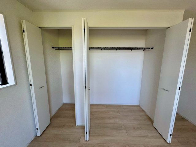クレイドルガーデン南城市佐敷佐敷 第1・３号棟の収納|２階洋室6.5帖に設置されたクローゼット収納