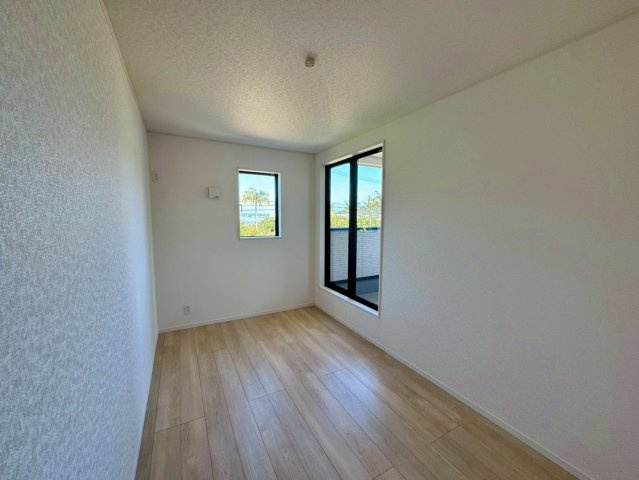 クレイドルガーデン南城市佐敷佐敷 第1・３号棟の洋室|二面採光の２階洋室6.3帖＋WIC1.1帖／バルコニー出入口付き