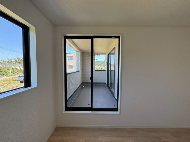 クレイドルガーデン南城市佐敷佐敷 第1・３号棟の洋室|二面採光の２階洋室6.3帖／二面バルコニー出入口付き