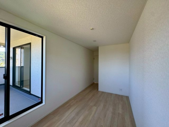 クレイドルガーデン南城市佐敷佐敷 第1・３号棟の洋室|二面採光の２階洋室6.3帖＋WIC1.1帖