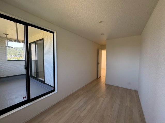 クレイドルガーデン南城市佐敷佐敷 第1・３号棟の洋室|二面採光の２階洋室6.3帖＋WIC1.1帖