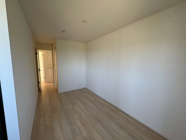 クレイドルガーデン南城市佐敷佐敷 第1・３号棟の洋室|二面採光の２階洋室6.3帖＋WIC1.1帖