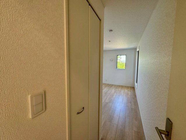 クレイドルガーデン南城市佐敷佐敷 第1・３号棟の洋室|２階洋室6.3帖に設置された、季節物の入れ替えが楽々なWIC1.1帖