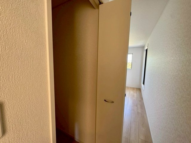 クレイドルガーデン南城市佐敷佐敷 第1・３号棟の収納|２階洋室6.3帖に設置された、季節物の入れ替えが楽々なWIC1.1帖