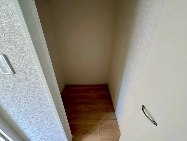 クレイドルガーデン南城市佐敷佐敷 第1・３号棟の収納|２階洋室6.3帖に設置された、季節物の入れ替えが楽々なWIC1.1帖