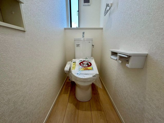 クレイドルガーデン南城市佐敷佐敷 第1・３号棟のトイレ|２階トイレ・換気窓＆収納棚付き／温水洗浄便座