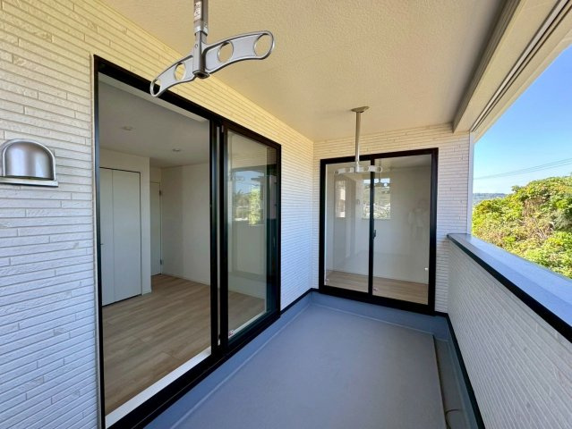 クレイドルガーデン南城市佐敷佐敷 第1・３号棟のバルコニー|急な雨も安心♪様々な用途に使える広々二面ルーフバルコニー／緑豊かな周辺環境