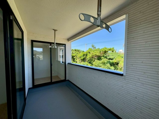 クレイドルガーデン南城市佐敷佐敷 第1・３号棟のバルコニー|急な雨も安心♪様々な用途に使える広々二面ルーフバルコニー／緑豊かな周辺環境