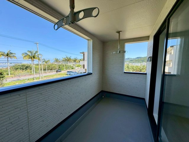 クレイドルガーデン南城市佐敷佐敷 第1・３号棟のバルコニー|急な雨も安心♪様々な用途に使える広々二面ルーフバルコニー／緑豊かな周辺環境