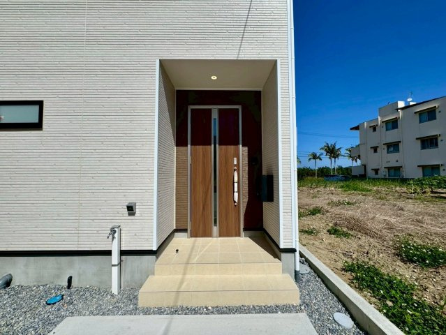 クレイドルガーデン南城市佐敷佐敷 第1・３号棟の玄関|屋根付きで置き配スペースも確保できる玄関ポーチ／人感センサー付き玄関灯・TVモニター付きインターフォン・防犯カメラ◎