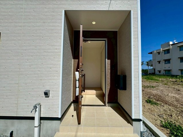 クレイドルガーデン南城市佐敷佐敷 第1・３号棟の玄関|屋根付きで置き配スペースも確保できる玄関ポーチ／人感センサー付き玄関灯・TVモニター付きインターフォン・防犯カメラ◎