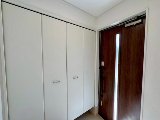 クレイドルガーデン南城市佐敷佐敷 第1・３号棟の玄関|可動式棚付きで収納力抜群の天井高シューズクローゼット