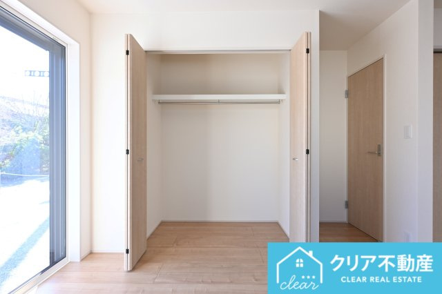 【洋室】 | 太田市鳥山中町　ブルーミングガーデン | 広々としたクローゼットでお部屋はいつでもスッキリクリアに！