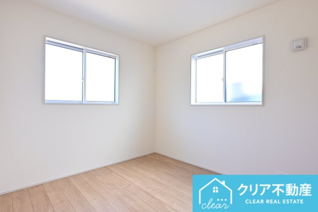 【洋室】 | 太田市鳥山中町　ブルーミングガーデン | 2面採光の洋室は日当たりがよくあったか♪