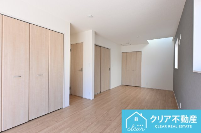 【洋室】 | 太田市鳥山中町　ブルーミングガーデン | 寛ぎの時間を紡ぎだす主寝室。大型ベッドを置いても余裕です。