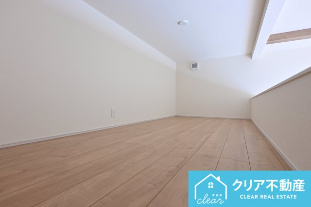【洋室】 | 太田市鳥山中町　ブルーミングガーデン | 季節外の洋服や冷暖房器具もしまっておける大容量のロフト付きです！