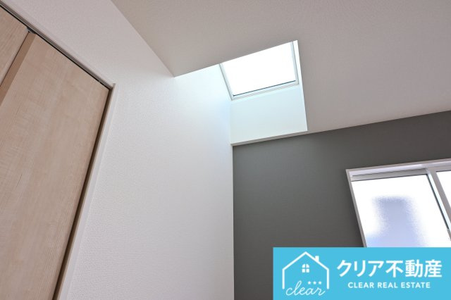 【洋室】 | 太田市鳥山中町　ブルーミングガーデン | 天窓付きの洋室は日当たりがよくあったか♪