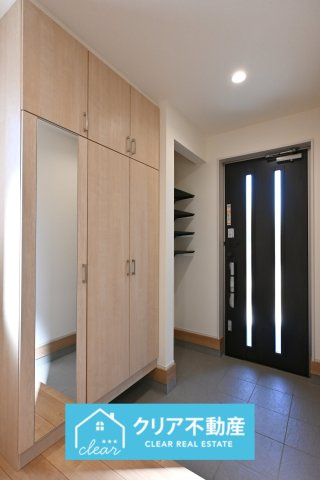 【玄関】 | 太田市鳥山中町　ブルーミングガーデン | 大型のシューズボックスがあるので、家族全員の靴をしっかり収納！玄関スッキリ！