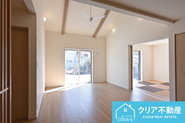 【居間・リビング】 | 太田市鳥山中町　ブルーミングガーデン | 日当たりがよく広いリビングは家族が自然と集まる居心地の良い空間です♪