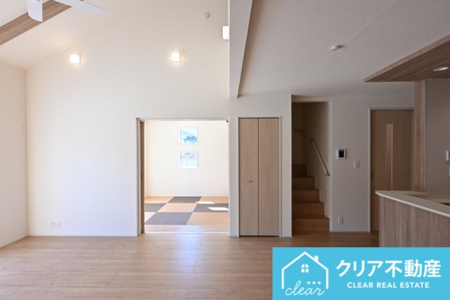 【居間・リビング】 | 太田市鳥山中町　ブルーミングガーデン | 大型ＴＶも余裕で置けちゃう！ワイドなリビングで家族団らんの時間も増えそうですね♪