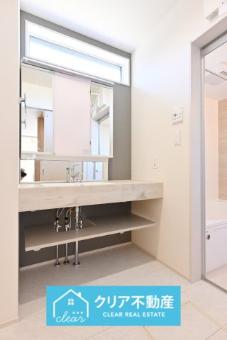 【独立洗面台】 | 太田市鳥山中町　ブルーミングガーデン | 3面ミラーの後ろは収納スペースを完備。生活感のあるものは隠して、スッキリシンプルな洗面台に！