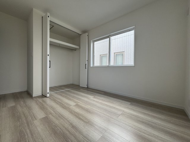 南区宇品御幸1丁目の洋室|木目のフロアがやさしい印象を与える居室。日中は自然光が差し込み、心地よい空間です。