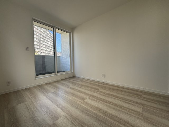 南区宇品御幸1丁目の洋室|バルコニー直結の洋室。採光・風通しが良く快適な空間です。