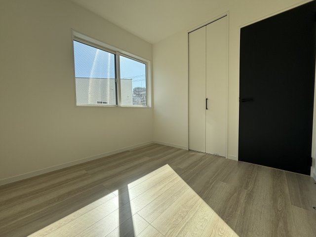 南区宇品御幸1丁目の洋室|家具の配置もしやすいシンプル設計。お子様の成長に合わせて柔軟に使えます。