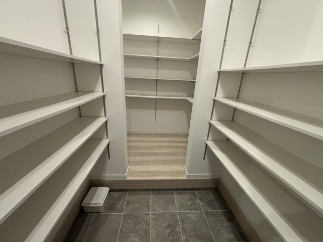 南区宇品御幸1丁目の収納|大容量シューズクロークで快適な玄関まわりに。