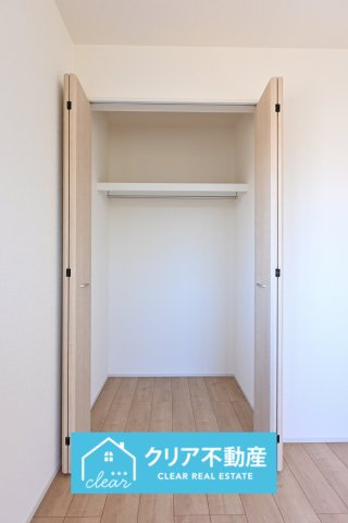 【洋室】 | 太田市鳥山中町　ブルーミングガーデン | 広々としたクローゼットでお部屋はいつでもスッキリクリアに！