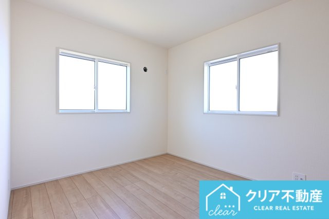 【洋室】 | 太田市鳥山中町　ブルーミングガーデン | 2面採光の洋室は日当たりがよくあったか♪