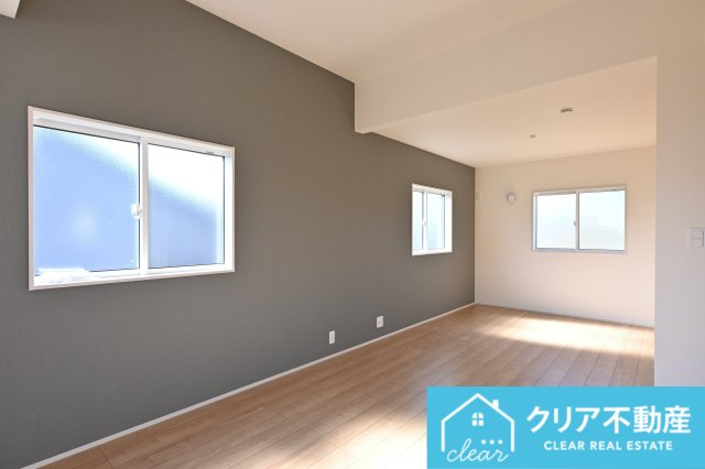 【洋室】 | 太田市鳥山中町　ブルーミングガーデン | 寛ぎの時間を紡ぎだす主寝室。大型ベッドを置いても余裕です。