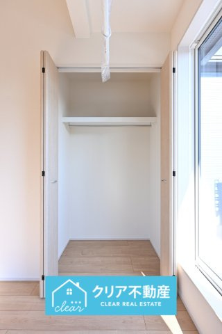 【洋室】 | 太田市鳥山中町　ブルーミングガーデン | 季節外の洋服や冷暖房器具もしまっておける大容量の収納付きです！
