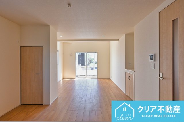【居間・リビング】 | 太田市鳥山中町　ブルーミングガーデン | 日当たりがよく広いリビングは家族が自然と集まる居心地の良い空間です♪