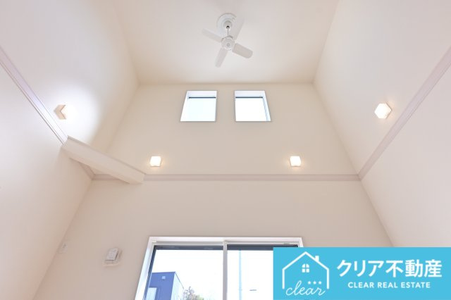 【居間・リビング】 | 太田市鳥山中町　ブルーミングガーデン | 開放的な吹き抜け天井の明るい空間♪