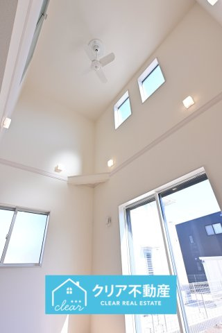 【居間・リビング】 | 太田市鳥山中町　ブルーミングガーデン | 開放的な吹き抜け天井の明るい空間♪