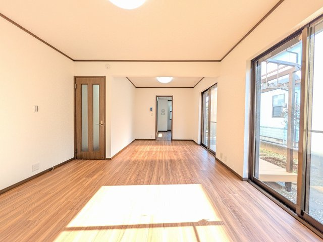 八王子市　石川町　中古戸建ての居間・リビング|～12.5帖のダイニング　キッチンを入れると17.5帖の広々LDK～