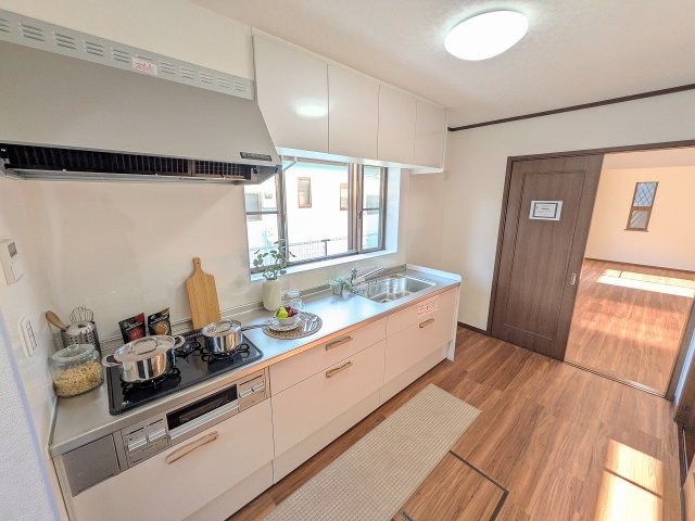 八王子市　石川町　中古戸建てのキッチン|～窓付きで明るいキッチン～