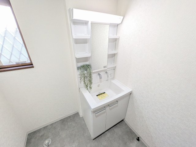 八王子市　石川町　中古戸建ての独立洗面台|～新規交換済、３面鏡付きの独立洗面台　細々している物をスッキリ収納出来ます～