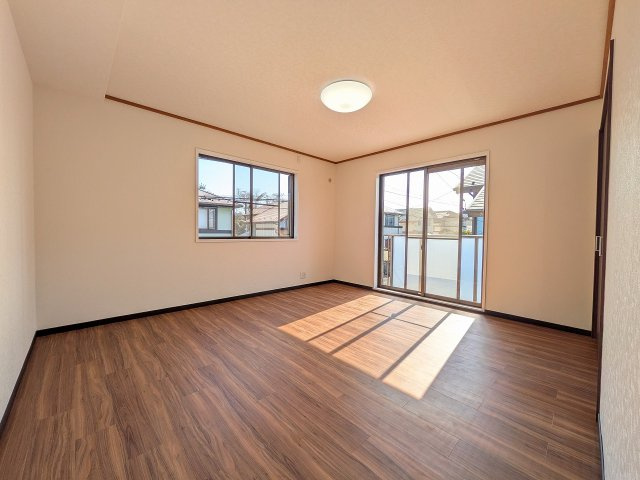 八王子市　石川町　中古戸建ての寝室|～2階9.5帖の主寝室　ベッドなど大型家具のレイアウトも楽しめる広さです～