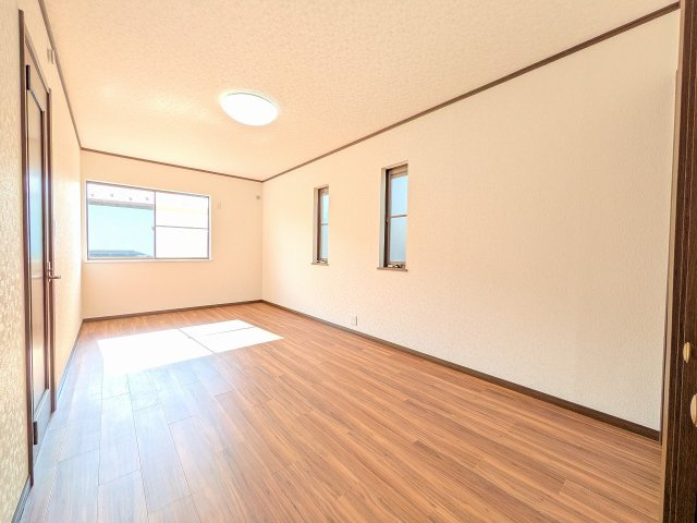 八王子市　石川町　中古戸建ての子供部屋|～2階9.0帖の洋室　ベッドなど大型家具のレイアウトもしやすい広さです～