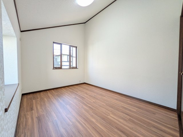 八王子市　石川町　中古戸建ての子供部屋|～2階6.0帖の洋室　2面採光で明るく風通しの良いお部屋です～